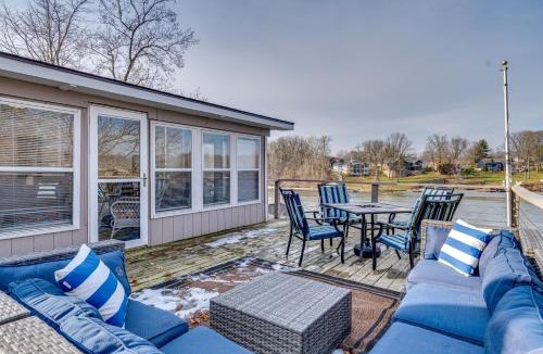 Monticello Apartment | Sunroom and Dock Access at Lake Freeman Studio!