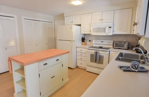 East Dennis House | Sunroom, Spacious Deck, 8 Mins to Mayflower Beach!