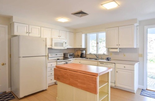 East Dennis House | Sunroom, Spacious Deck, 8 Mins to Mayflower Beach!