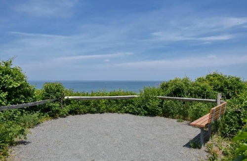 East Dennis House | Sunroom, Spacious Deck, 8 Mins to Mayflower Beach!