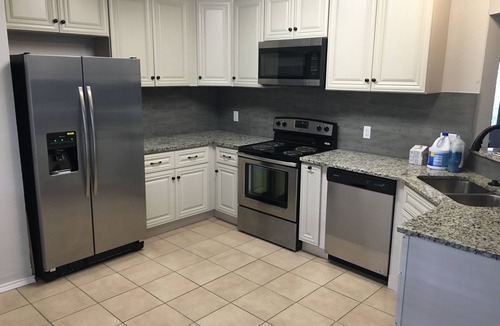 Cibolo House | Sunrose Cottage - Fresh & Clean - King Suite + free Wifi - Pet Friendly