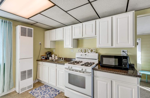 Irving Cottage | Sunset Bay Cottage w/Fire Pit: Walk to Beach!