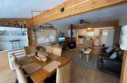 Waubaushene Cottage | Sunset Bay Waterfront Cottage*Georgian Bay *Tay Shore Trail*Ski*IceFish*SnowShoe
