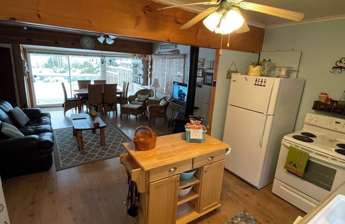 Waubaushene Cottage | Sunset Bay Waterfront Cottage*Georgian Bay *Tay Shore Trail*Ski*IceFish*SnowShoe