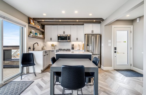 Leamington Cottage | Sunset Beach Escape Lake House