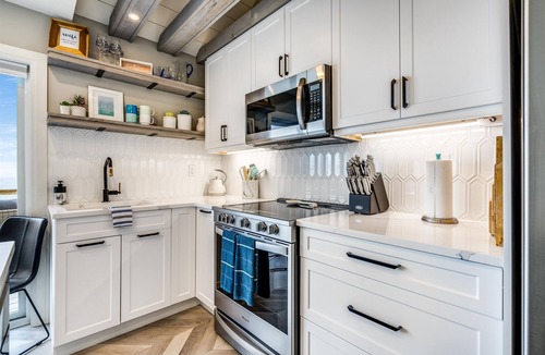 Leamington Cottage | Sunset Beach Escape Lake House