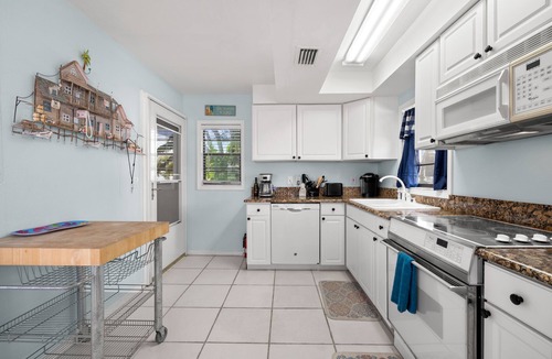 Sunset Beach House | Sunset Beach House | Pet-Friendly + Short Walk to the Beach