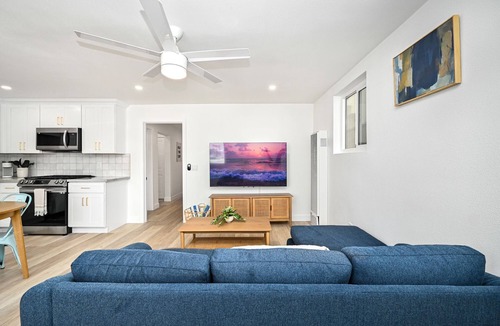 Santa Ana Heights House | Sunset Beach Retreat next to Water Tower and Ocean