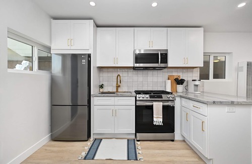 Santa Ana Heights House | Sunset Beach Retreat next to Water Tower and Ocean