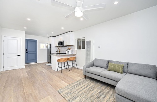 Santa Ana Heights House | Sunset Beach Retreat next to Water Tower and Ocean