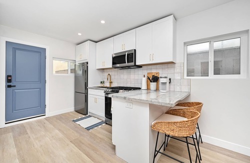Santa Ana Heights House | Sunset Beach Retreat next to Water Tower and Ocean