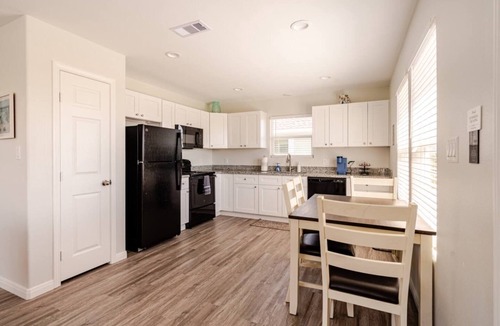 Gilchrist House | Sunset Bellini - Hot Tub, Golf Cart, Dog Friendly!
