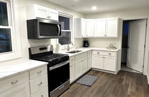 Moravia Cottage | Sunset Bungalow on the water