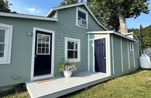 Moravia Cottage | Sunset Bungalow on the water