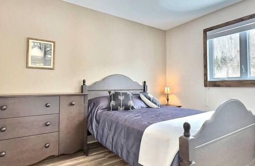 Notre-Dame-de-Montauban Ski Chalet | Sunset and Relaxation on the Edge of Lac des Pins