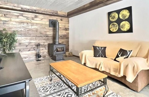 Notre-Dame-de-Montauban Ski Chalet | Sunset and Relaxation on the Edge of Lac des Pins
