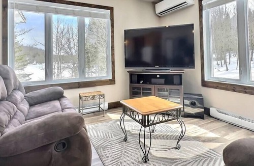 Notre-Dame-de-Montauban Ski Chalet | Sunset and Relaxation on the Edge of Lac des Pins