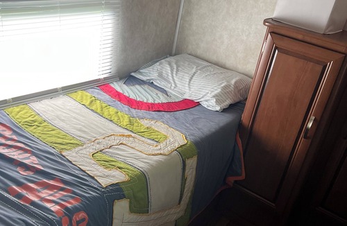 Sidney House | Sunset Camp with 2-bedroom RV and a Beautiful View