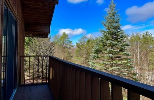 Salamanca House | Sunset Cedar Chalet: Getaway in Ellicotville