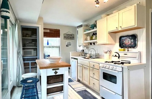 Branford House | Sunset Cottage