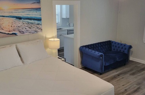 West Palm Beach Cabin | Sunset Cottage West Palm Beach/Close to Downtown/ Shops/ Pet Friendly