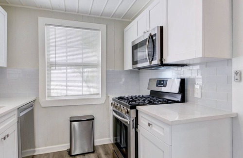 West Palm Beach Cabin | Sunset Cottage West Palm Beach/Close to Downtown/ Shops/ Pet Friendly