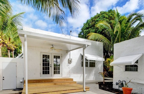 West Palm Beach Cabin | Sunset Cottage West Palm Beach/Close to Downtown/ Shops/ Pet Friendly
