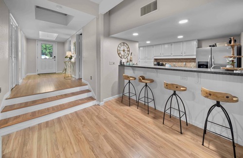 Murchison House | Sunset Cove Cottage- Lakefront Oasis