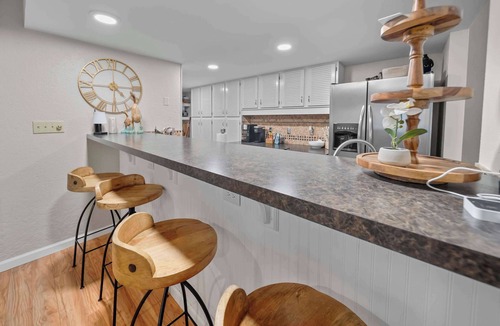 Murchison House | Sunset Cove Cottage- Lakefront Oasis