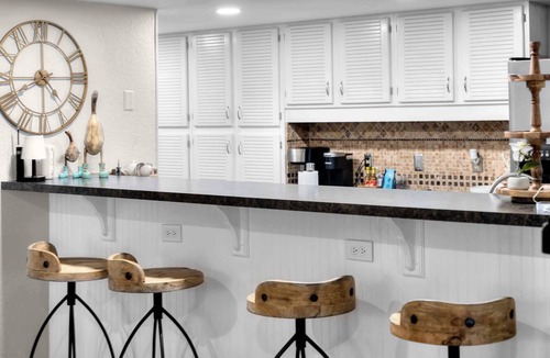 Murchison House | Sunset Cove Cottage- Lakefront Oasis