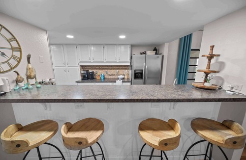 Murchison House | Sunset Cove Cottage- Lakefront Oasis
