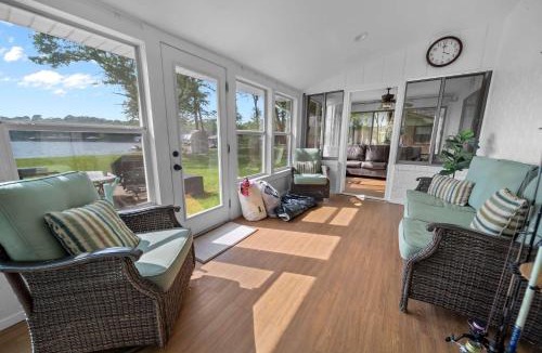 Murchison House | Sunset Cove Cottage- Lakefront With Bar Loft Sunroom & Pier