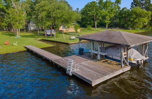 Murchison House | Sunset Cove Cottage- Lakefront With Bar Loft Sunroom & Pier