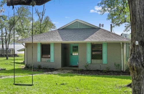 Murchison House | Sunset Cove Cottage- Lakefront With Bar Loft Sunroom & Pier