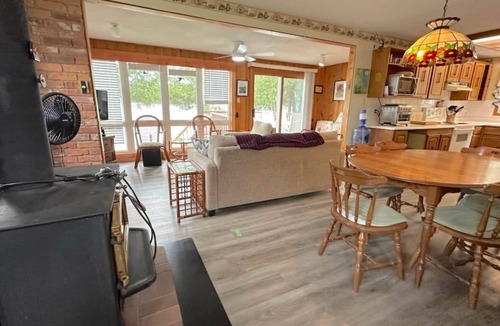 Rideau Lakes House | Sunset Delight | Waterfront Cottage on Westport Sand Lake