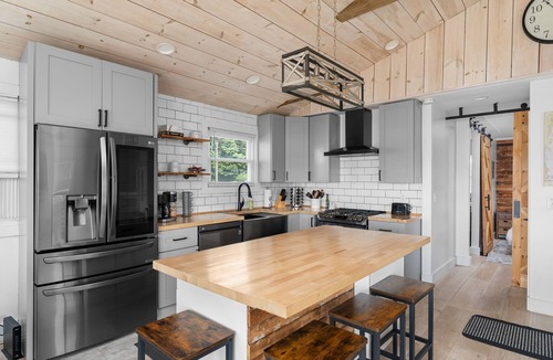 Colchester House | Sunset Getaway ~ Sleeps 8 with Private Beach and Hot Tub