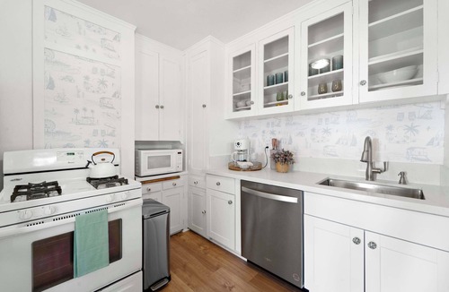 Middletown Apartment | Sunset Harbor Views from Deck! Near Downtown!