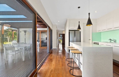 Connewarre House | Sunset Haven: Golf, beach, spa and fire retreat