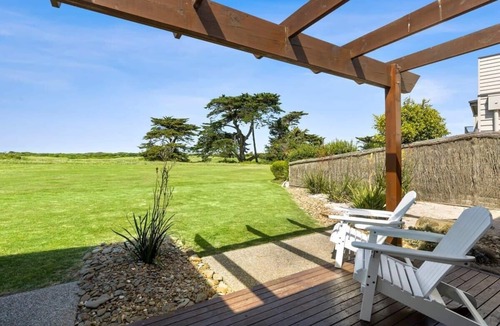 Connewarre House | Sunset Haven: Golf, beach, spa and fire retreat