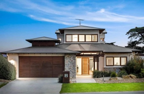 Connewarre House | Sunset Haven: Golf, beach, spa and fire retreat