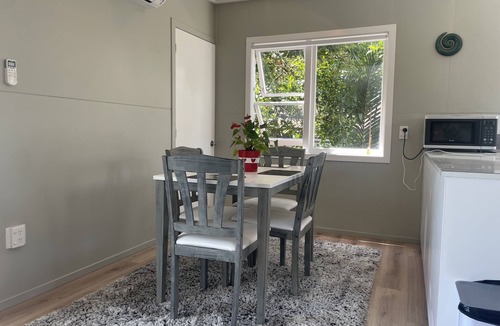 Omokoroa House | Sunset Haven - Waterfront Retreat