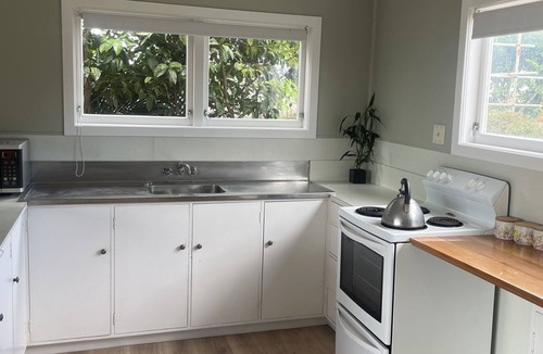 Omokoroa House | Sunset Haven - Waterfront Retreat