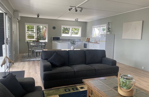 Omokoroa House | Sunset Haven - Waterfront Retreat