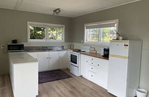 Omokoroa House | Sunset Haven - Waterfront Retreat