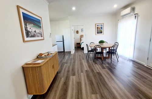 Kingscote House | Sunset Hideaway - In Kingscote