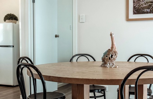 Kingscote House | Sunset Hideaway - In Kingscote