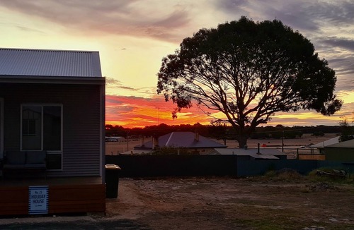 Kingscote House | Sunset Hideaway - In Kingscote