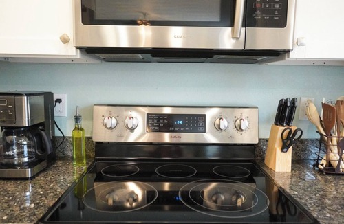 Sunset Park House | Sunset Hideaway - Located near the River District