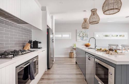 Swansea House | Sunset Lakefront