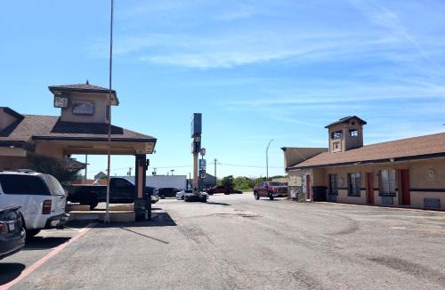 Elgin Hotel | Sunset Lodge Elgin near US 290 by Hotel O
